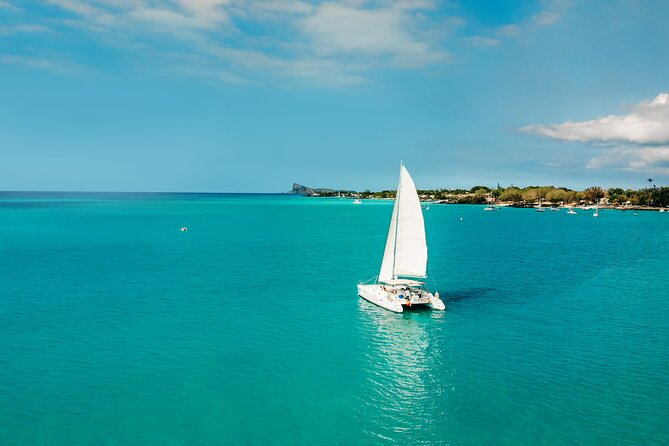 3 North Islands Catamaran Cruise with Lunch & Drinks on island. - Ile Plate and the island lunch