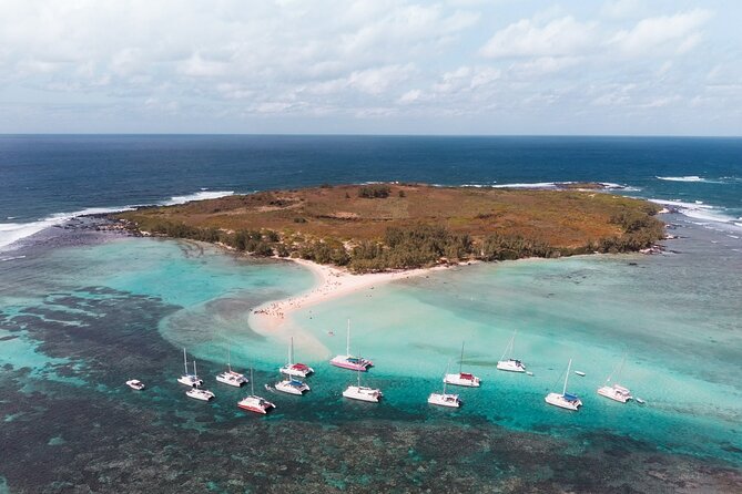 3 North Islands Catamaran Cruise with Lunch & Drinks on island. - The natural aquarium near Coin de Mire