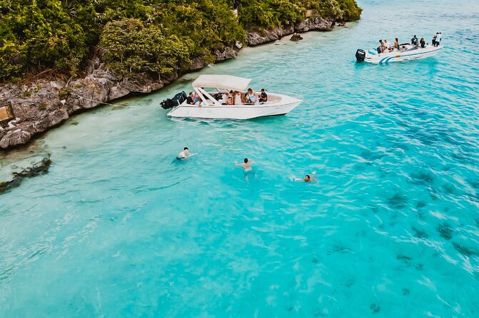 5 Islands Speedboat Cruise incl. Snorkeling in Blue Bay + Lunch at Ile aux Cerfs - What the crew adds to the day