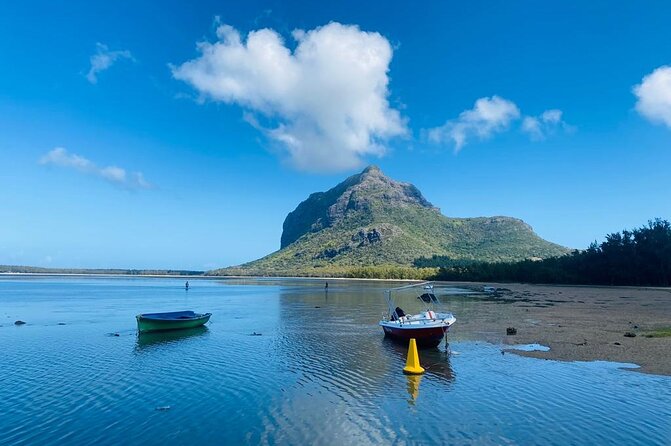 All Inclusive Full Day Tour: Chamarel Rhumrie,7-Coloured & Lunch - What this Chamarel day tour is trying to do