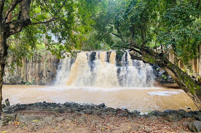 All Inclusive Full Day Tour: Chamarel Rhumrie,7-Coloured & Lunch - Grand Bassin: a short introduction to Hindu Mauritius