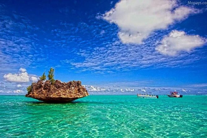 Catamaran Cruise to Ile Aux Bénitiers: Dolphin watch, Crystal Rock & Transfer - Ile aux Bénitiers: beach time and a busy island stop