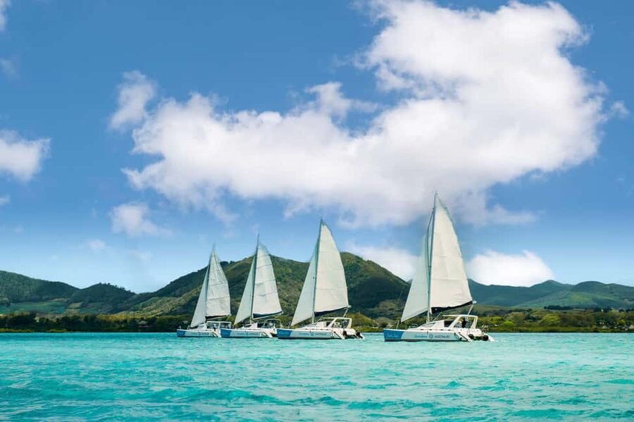 Catamaran Cruise to île aux Cerfs w Dolphins watch & Lunch - Sailing Toward île aux Cerfs