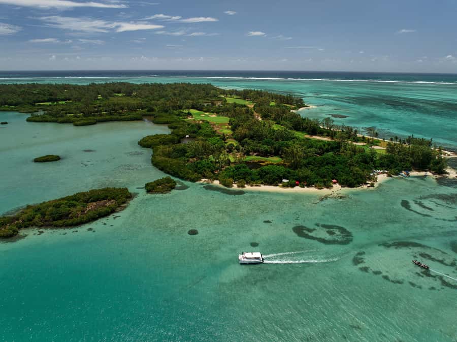 Catamaran Mauritius: South East 5 Islands Catamaran Cruises - Lunch, Drinks, and the Social Side of the Cruise