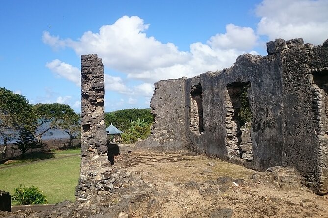 Discover the East of Mauritius: Full-day All-inclusive tour (Visit to 3 parks) - Bazar Street offers the most local stop