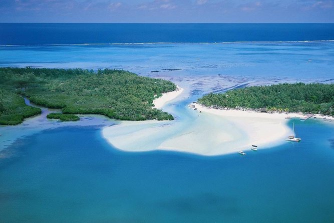 Full-Day At Ile Aux Cerf: Speed Boat, GRSE, Lunch On A Private Island & Transfer - A private-island BBQ lunch with unlimited drinks