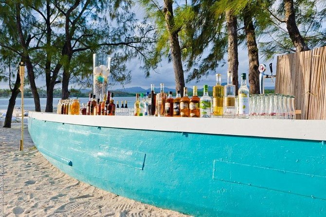 Full Day at Ile Des Deux Cocos - A welcome cocktail and a beach base