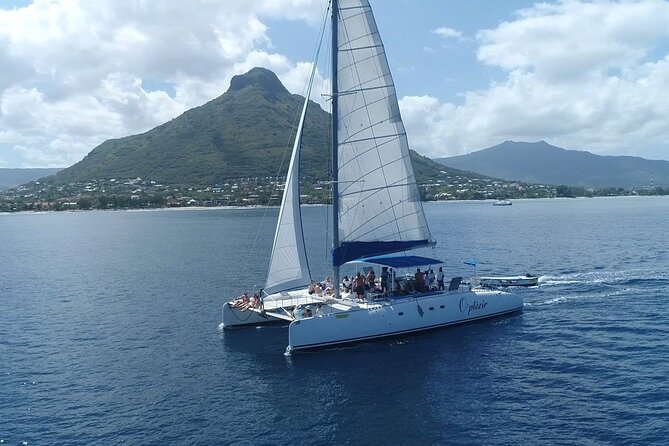 Full Day Catamaran Cruise on shared basis to Bénitiers Island - Lunch beside Crystal Rock