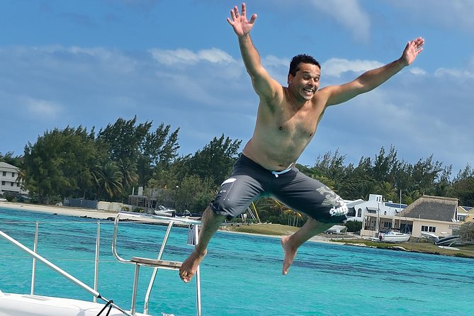 Full-Day Catamaran Cruise to Île aux Cerfs with BBQ Lunch - The snorkeling stop: lovely water, ordinary fish