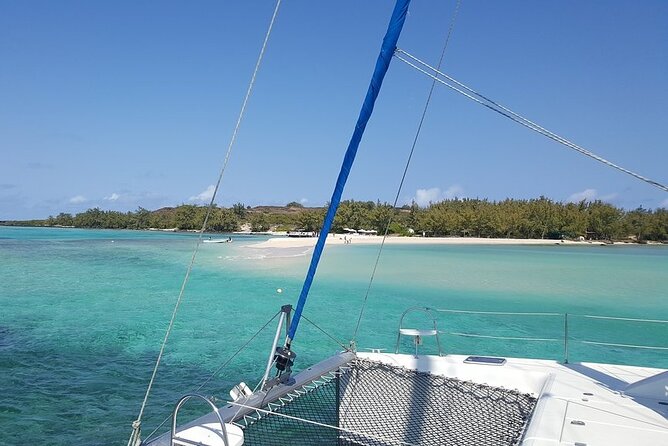 Full-Day Northern Catamaran Cruise: Coin de Mire and Ile Plate Island - Île Plate, barbecue lunch, and beach time