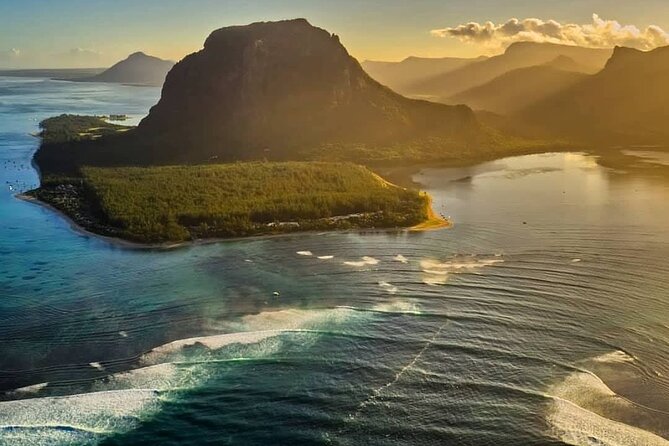 Full-Day Private Hiking le Morne Mountain & Seafood Lunch at Islet Fourneau - What the three-course barbecue lunch includes