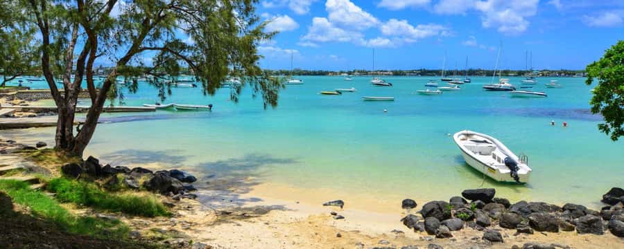 GBaie: 3 North Islands Cruise, Lunch & CoindeMire Snorkeling - Ilot Gabriel and the island pause