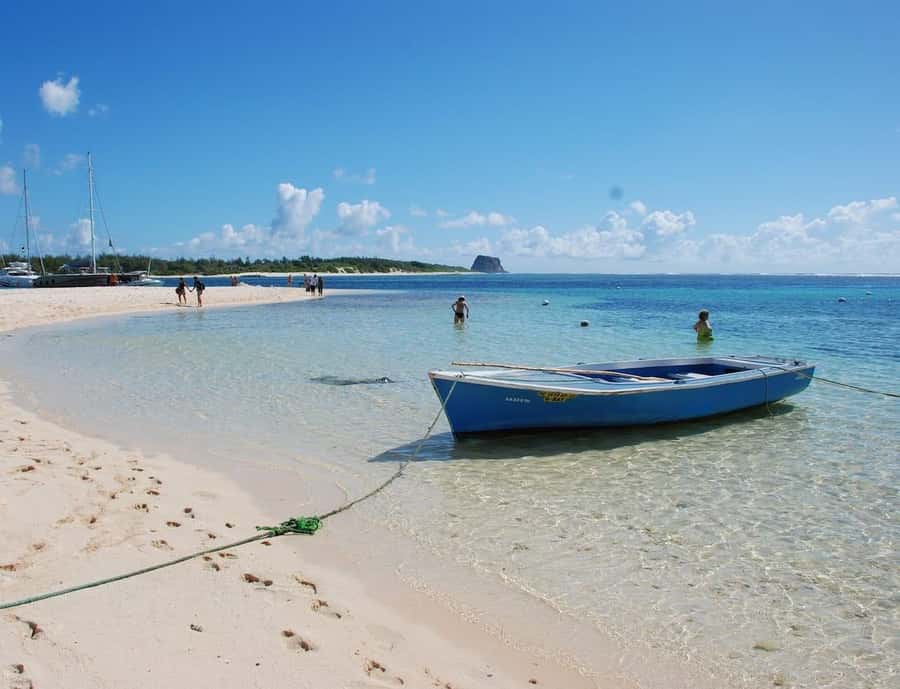 GBaie: 3 North Islands Cruise, Lunch & CoindeMire Snorkeling - Lunch on the catamaran