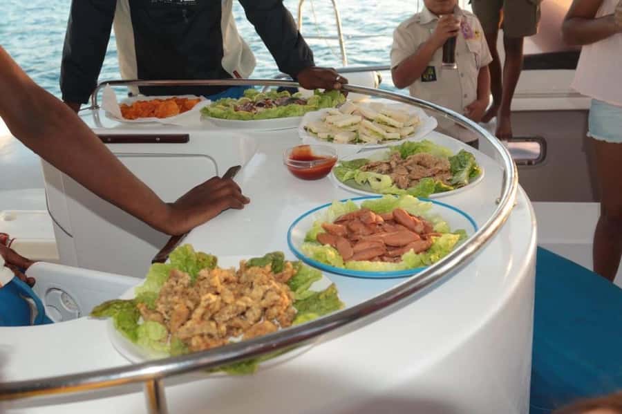 GBaie: 3 North Islands Cruise, Lunch & CoindeMire Snorkeling - Guides, languages, and the level of commentary
