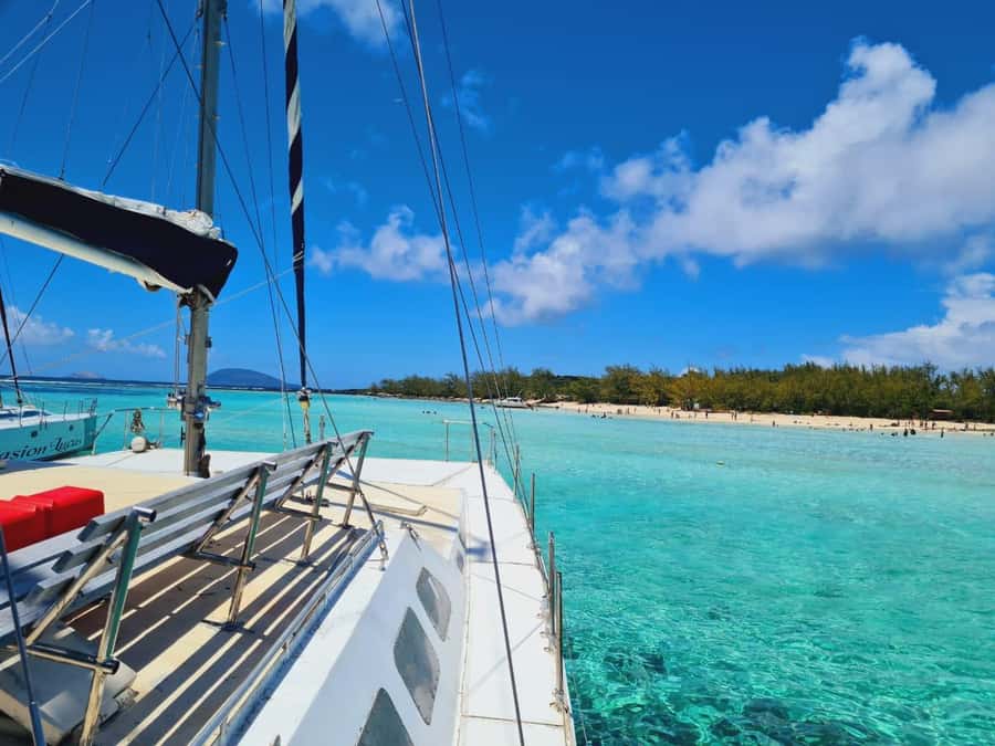 GBaie: 3 North Islands Cruise, Lunch & CoindeMire Snorkeling - Ile Plate: clear water and a simple beach stop