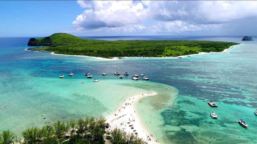 Grand Baie: Catamaran 3 Islands Cruise & Lunch on the Island - Swimming and snorkeling in shallow island water