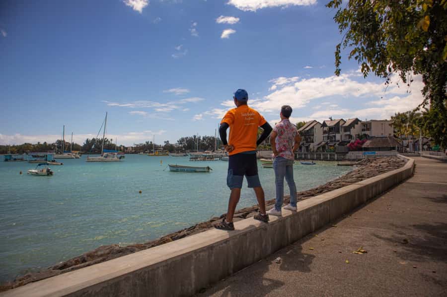 Grand Baie: Guided Walking Food Tour - First stop: a taste of Grand Baie