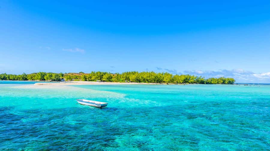 Grand Bay: Catamaran Cruise to Flat Island with BBQ Lunch - The northern route toward Île Plate
