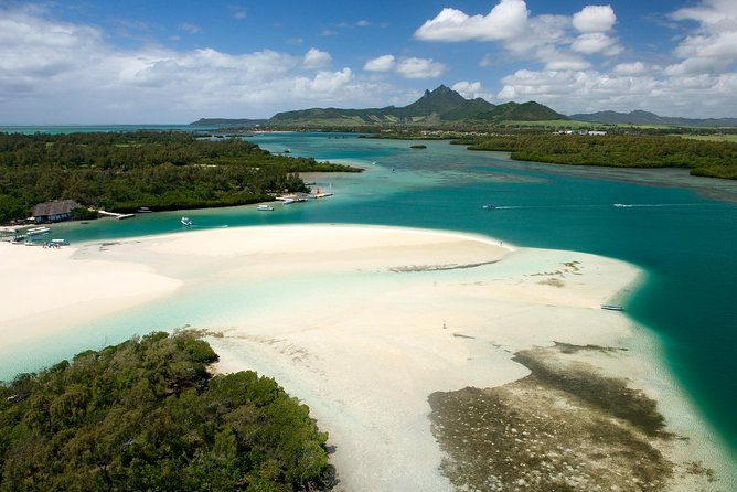 Ile aux Cerf: Speed boat with Parasailing & Tube Riding and Lunch - Four hours around Ile aux Cerfs
