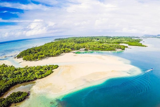 Ile aux Cerf: Speed boat with Parasailing & Tube Riding and Lunch - Lunch at Islet Margenie