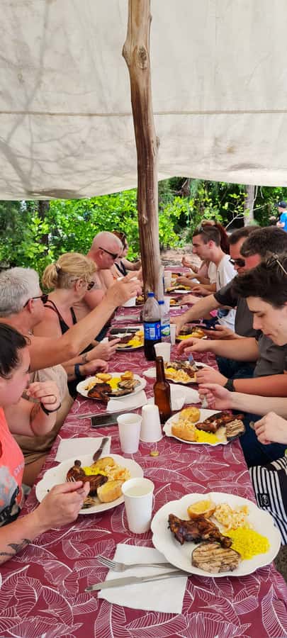 Ile aux Cerfs: Island & Waterfall Speedboat Tour with Lunch - Handling The Busy Boat Area