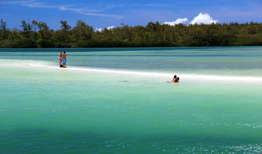Ile aux Cerfs: The very best day by catamaran. - Ile aux Cerfs: beautiful, busy, and worth seeing