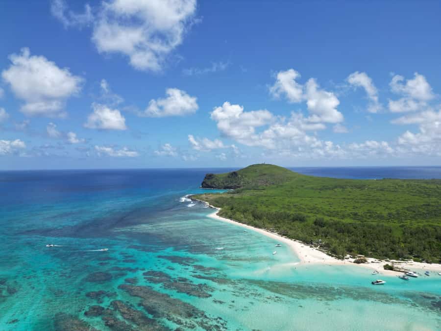 Ilot Gabriel: Catamaran Cruise & BBQ Lunch - How crowded and social is the catamaran?