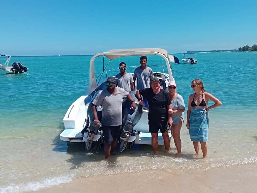 La Preneuse: Dolphin Watching and Snorkeling Speedboat Tour - Wild animals, busy water, and the question of ethics