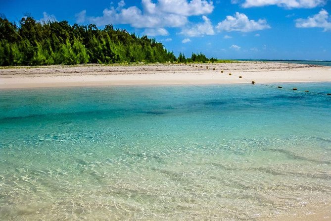 Marvelous Ile aux Cerf island: Speed Boat, Parasailing, Lunch & GRSE waterfall - Parasailing over the Mauritian lagoon