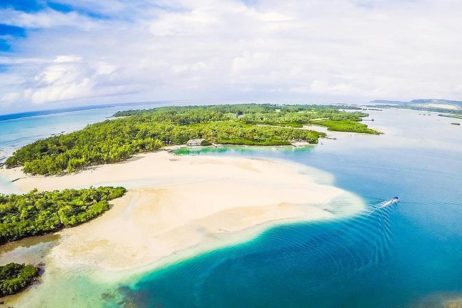 Marvelous Ile aux Cerf island: Speed Boat, Parasailing, Lunch & GRSE waterfall - Who will enjoy this day most