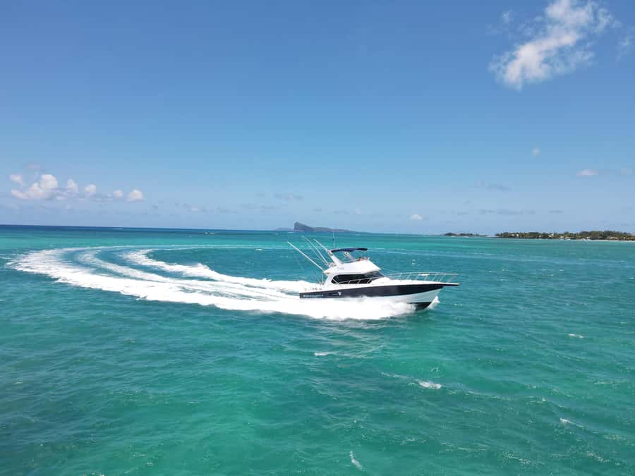 Mauritius: Big Game Fishing Trip from Grand Baie - Cruising toward Coin de Mire