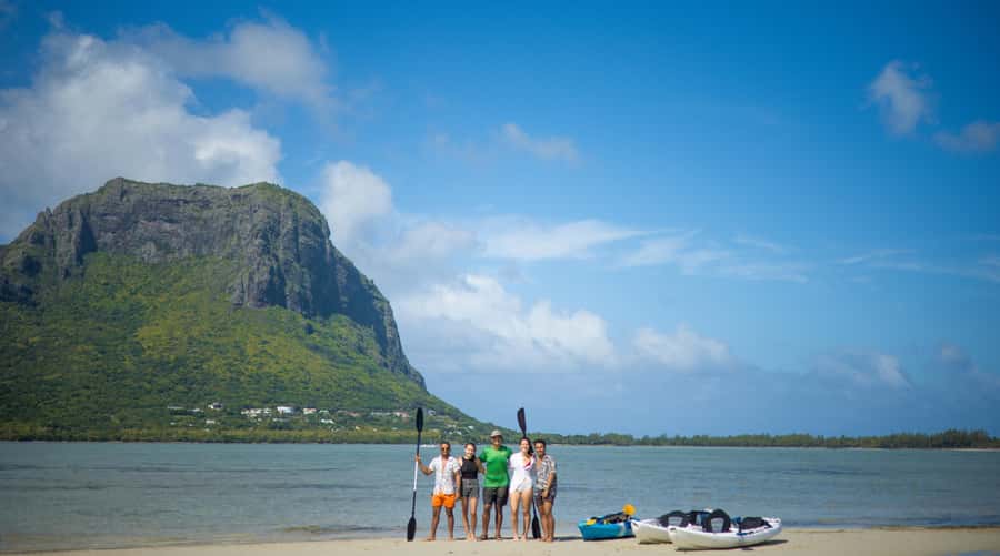 Mauritius: Guided Kayak tour to Benitiers Island - Paddling toward Île aux Bénitiers