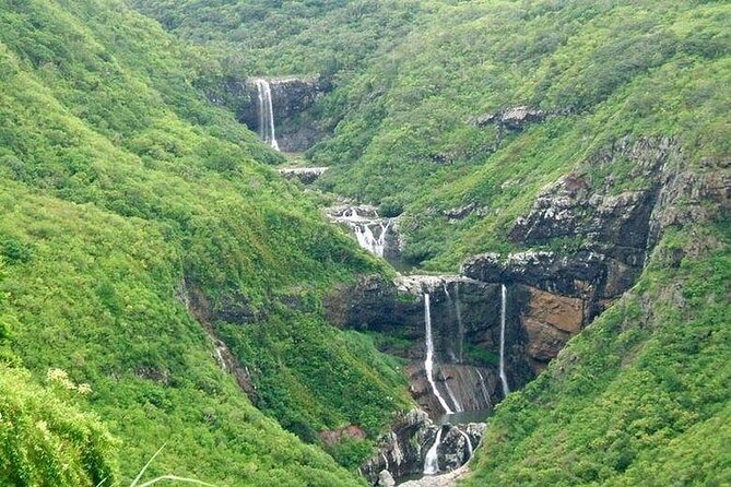 Mauritius Hiking : Tamarind falls ( 7 waterfalls) - Through the Henrietta forest