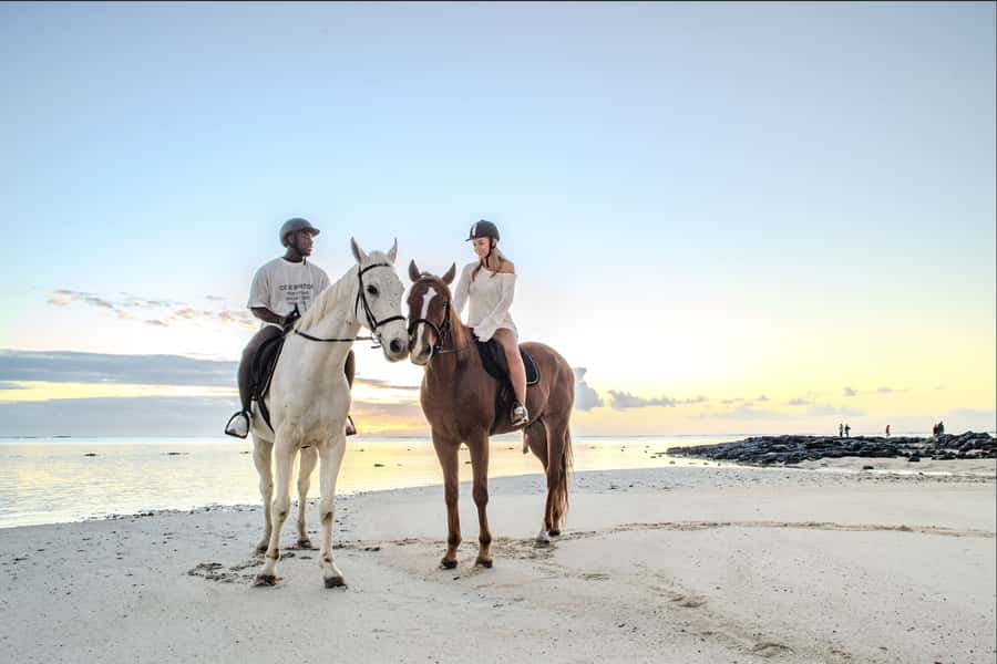 Mauritius: Horseback riding on the beach - Arriving at the sanctuary and wooden gate
