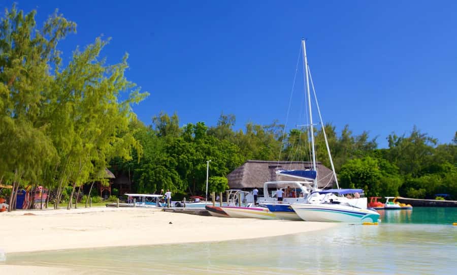 Mauritius: Ile aux Cerfs Boat Tour with BBQ Lunch and Drinks - Ilot Margenie and the beach BBQ