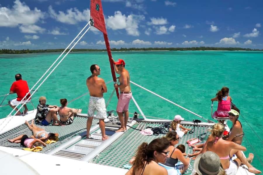 Mauritius: Ile Aux Cerfs Catamaran Trip w/ Lunch & Transfer - Who will enjoy this day most?