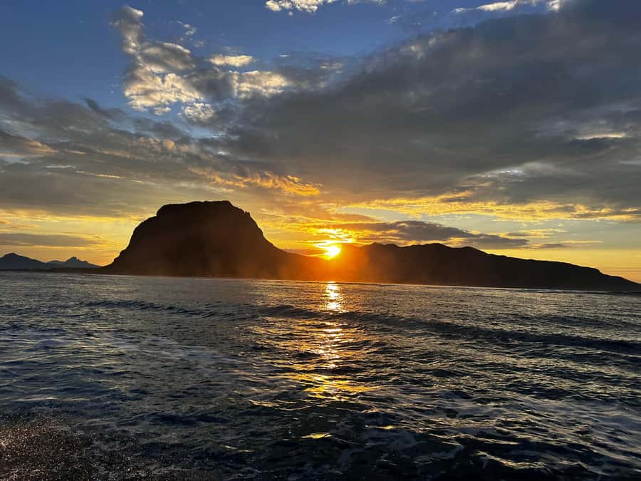 Mauritius Le Morne: Eco-Friendly Dolphin Watching Tour - The optional fishing stop