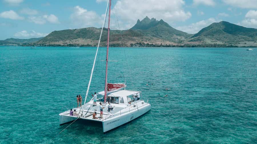 Mauritius: Private Catamaran Tour to île aux Cerfs - Crossing toward île aux Cerfs
