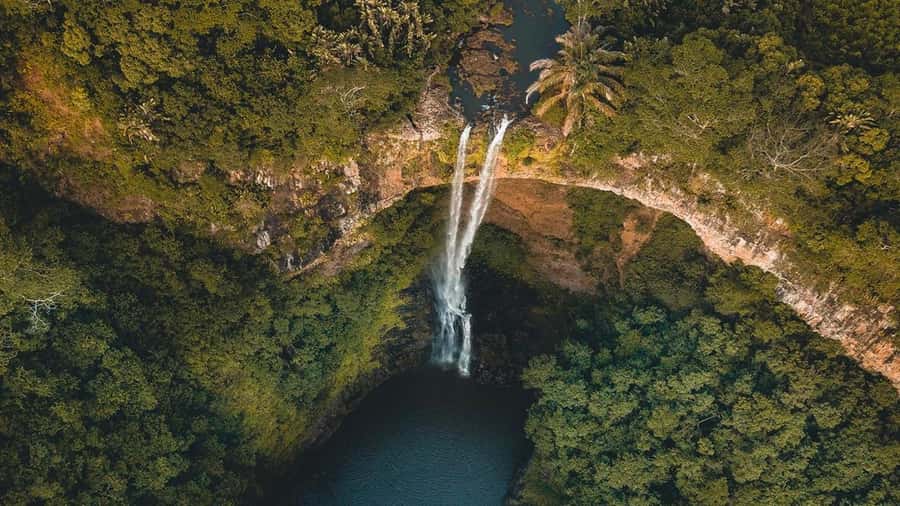 Mauritius: Private Full-Day South Mauritius Tour - Grand Bassin connects scenery with daily worship