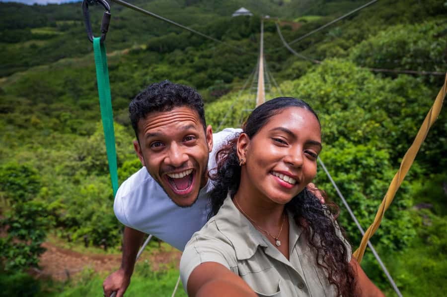 Mauritius: Vallé Advenature Park, Nepalese Bridge - Crossing the 350-meter Nepalese Bridge