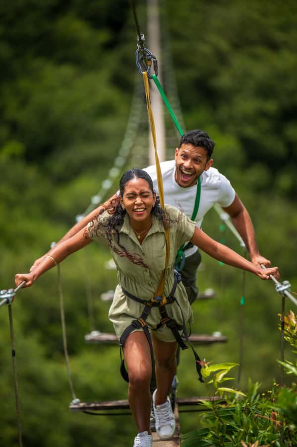 Mauritius: Vallé Advenature Park, Nepalese Bridge - Who will enjoy the crossing most