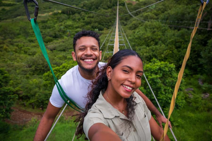 Mauritius: Vallé Advenature Park, Nepalese Bridge - Making the crossing more enjoyable