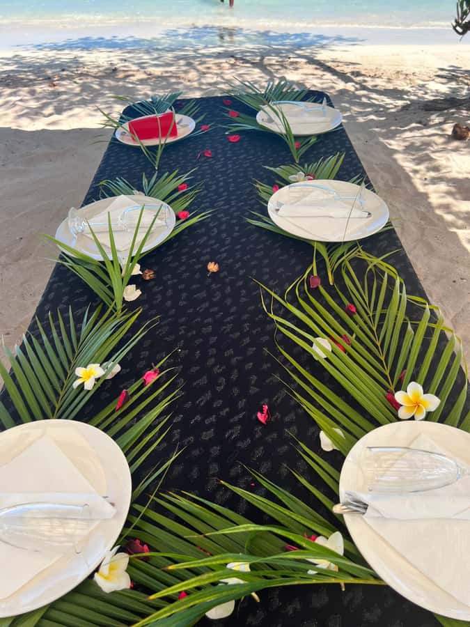 'Pieds dans l'eau': Snorkel & have Lunch on 'Benitier island - Collecting oysters and sea urchins with the guides