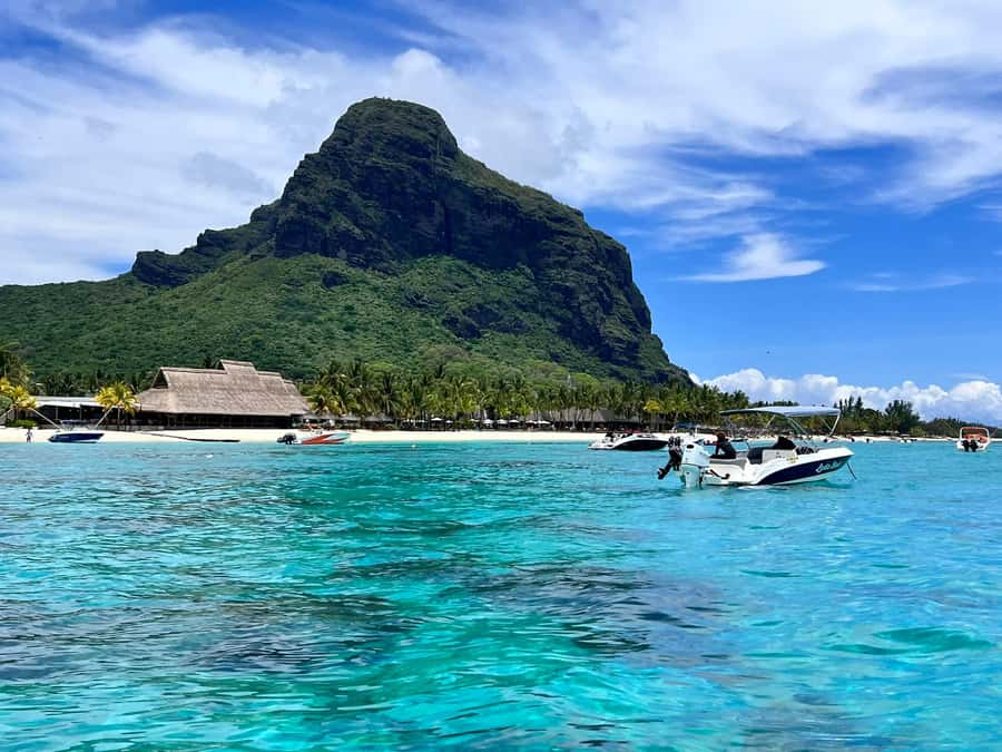 'Pieds dans l'eau': Snorkel & have Lunch on 'Benitier island - Should you book Lydia Boat Mauritius?