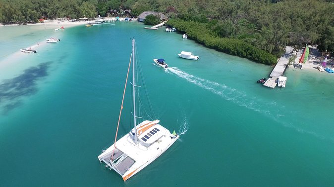 Private Charter Full Day Cruise: Île aux Cerfs - Île aux Cerfs: one hour on a famous beach island