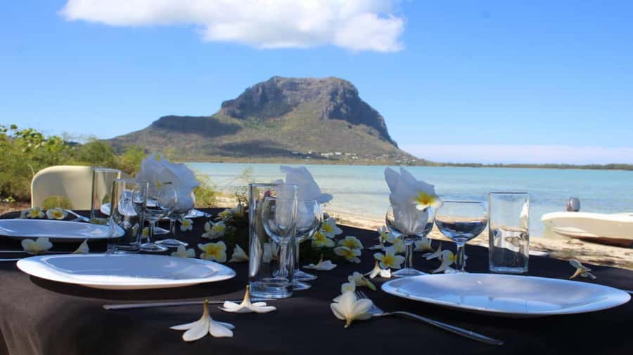 Private Île aux Bénitiers Boat: Dolphin Snorkeling & Lobster - Starting from Le Morne Beach