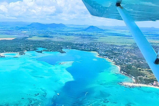 Seaplane Tours over the turquoise lagoon of the East of Mauritius - Why a private flight can be worth the price