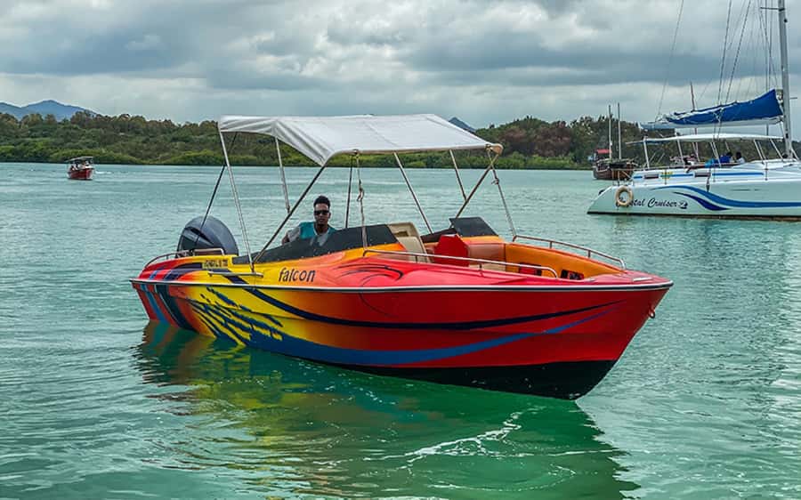 Speed boat to Ile aux Cerfs: Full day incl Lunch & Transfer - The speedboat crossing to Ile aux Cerfs