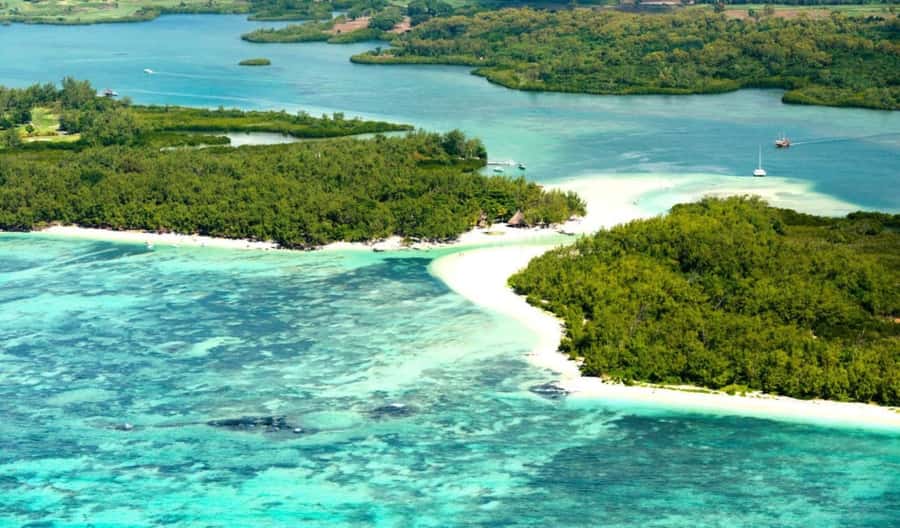 Speed boat to Ile aux Cerfs: Full day incl Lunch & Transfer - From your hotel to Trou d’Eau Douce