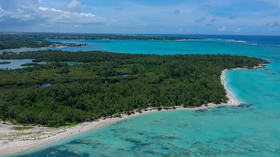 Trou D'Eau Douce: 5 island tour Mauritius with lunch/drinks - Île de la Passe connects the lagoon to 1810